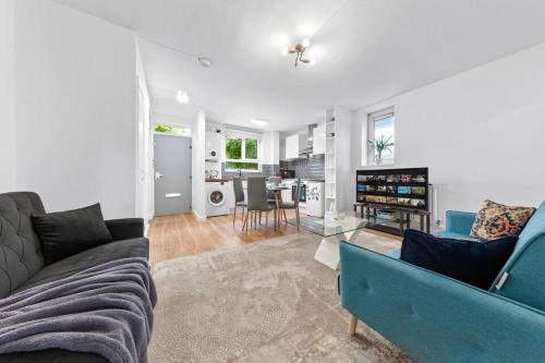a living room with a blue couch and a table at *Brand New 1 Bedroom Flat in Central London* in London