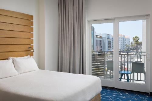 Ein Bett oder Betten in einem Zimmer der Unterkunft SpringHill Suites by Marriott Oceanside Beach