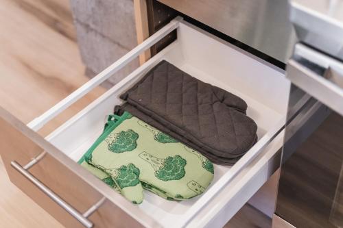 een lade met daarin een portemonnee en een tas bij Play & Stay - Downtown Sleeps 10 in Edmonton