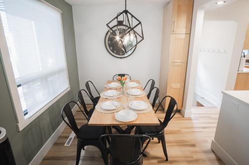 een eetkamer met een tafel en stoelen bij Play & Stay - Downtown Sleeps 10 in Edmonton