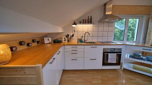 Dapur atau dapur kecil di Treetop Apartment - Zwischen Schwarzwald und Schwäbischer Alb
