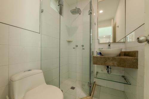 a bathroom with a shower and a toilet and a sink at Edificio Morros 3 in Cartagena de Indias