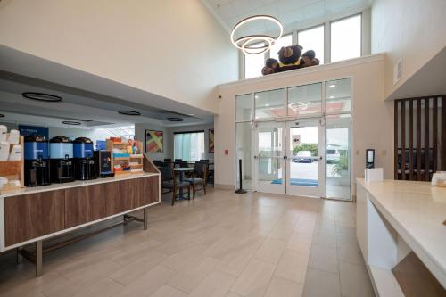 a lobby of a store with a large glass door at Holiday Inn Express Berkeley by IHG in Berkeley