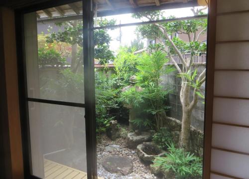 a window view of a garden outside a house at KUMANO家-OHGi- in Shingu