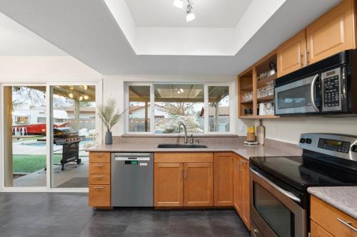 Una cocina o cocineta en Perfect Getaway! Paradise With Free Heated Pool