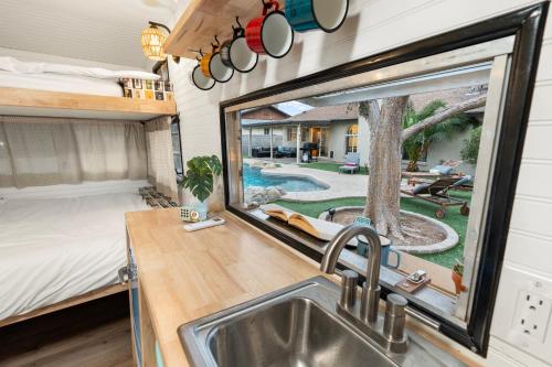 La alberca dentro o cerca de Perfect Getaway! Paradise With Free Heated Pool