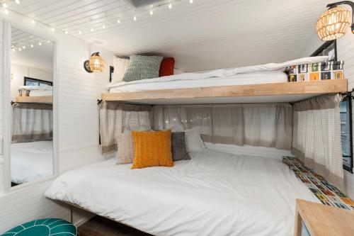 Una cama o camas en una habitación de Perfect Getaway! Paradise With Free Heated Pool