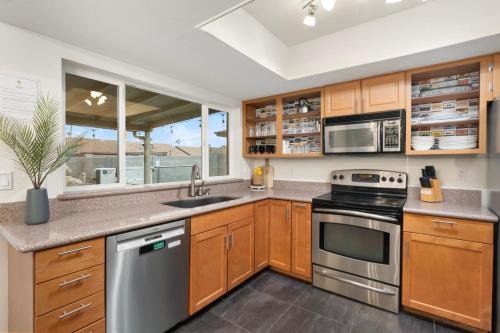 Una cocina o cocineta en Perfect Getaway! Paradise With Free Heated Pool