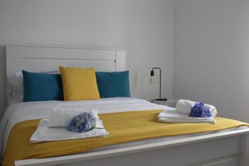 Un dormitorio con una cama con toallas. en Vista Horizonte, en Salga