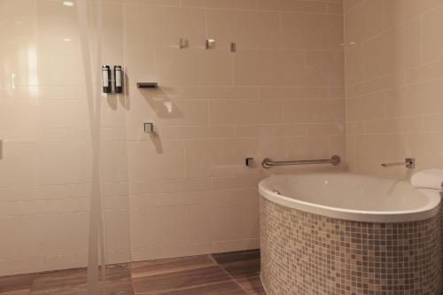 The Point Brisbane Hotelにあるバスルーム