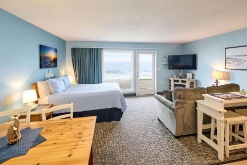 a hotel room with a bed and a couch at Oceanfront Studio - Sleeps 4 - Ground Floor - Pool and Hot Tub in Lincoln City