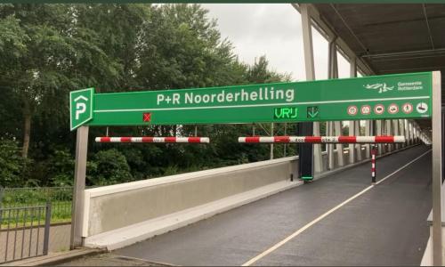 a green street sign on the side of a road at B&B Unitas Rotterdam in Rotterdam