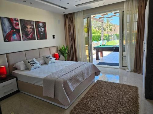 Giường trong phòng chung tại Luxury Vip Vella Marina 6