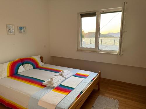 Ένα ή περισσότερα κρεβάτια σε δωμάτιο στο 2 bed Comfy Gem: Functional, Ideal Location, Steps to the Beach