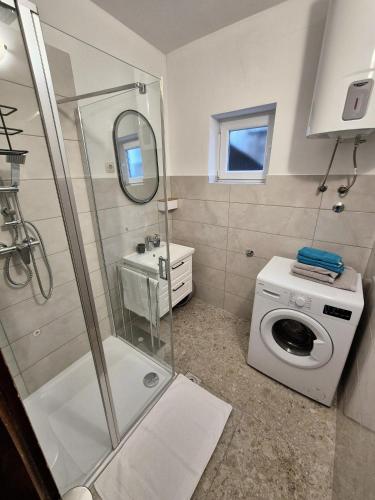 Apartments with parking space Novi Vinodolski - 2423