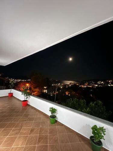 Un balcón con vista a la ciudad de noche. en M&A Apartment II, en Sarandë