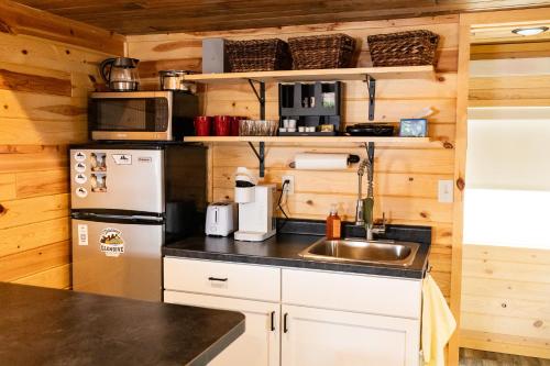 格伦代夫Glendive Cabin Retreat 1 mile from Makoshika Park的带水槽和冰箱的厨房
