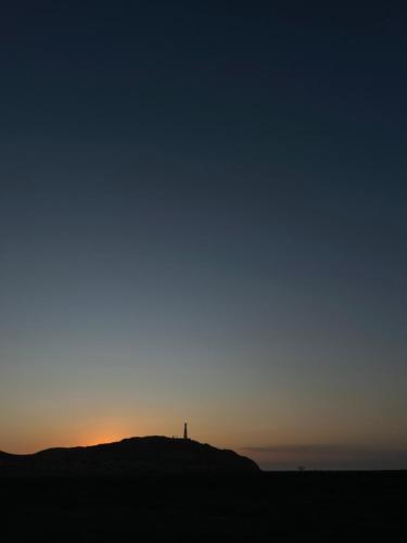 Η ανατολή ή δύση του ηλίου όπως φαίνεται από αυτό το ξενοδοχείο ή από εκεί κοντά
