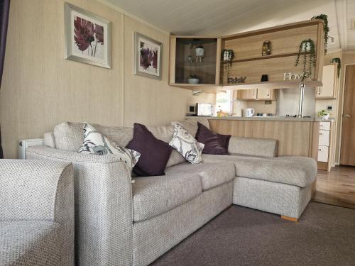Χώρος καθιστικού στο The Elegant Escape Clarach Bay Pet Friendly 2 Bed Caravan