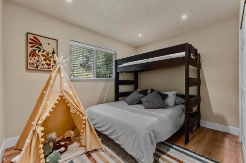 Forest KnollsにあるSpacious Cozy and Renovated Mountain Retreatのベッドルーム(ベッド1台、プレイテント付)