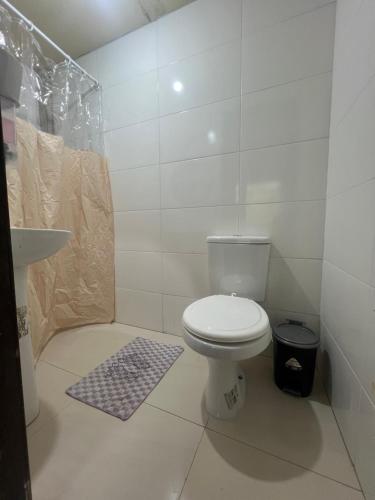 une salle de bains blanche avec toilettes et lavabo dans l'établissement Kit net em Penedo l perto do centro turístico, à Itatiaia