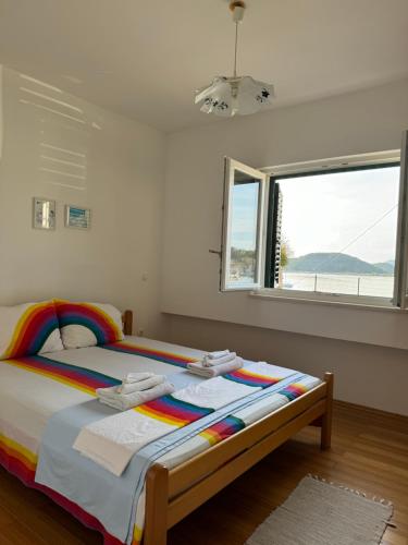 una camera da letto con un letto con una coperta colorata di 2 bed Comfy Gem: Functional, Ideal Location, Steps to the Beach a Blace