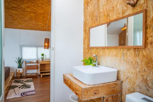 a bathroom with a sink and a mirror at บ้านแสงจันทร์2 แอร์ ม่อนแจ่ม วิวดอยหลวงเชียงดาว in Mon Jam