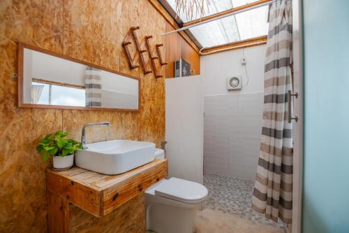 a bathroom with a sink and a toilet at บ้านแสงจันทร์2 แอร์ ม่อนแจ่ม วิวดอยหลวงเชียงดาว in Mon Jam