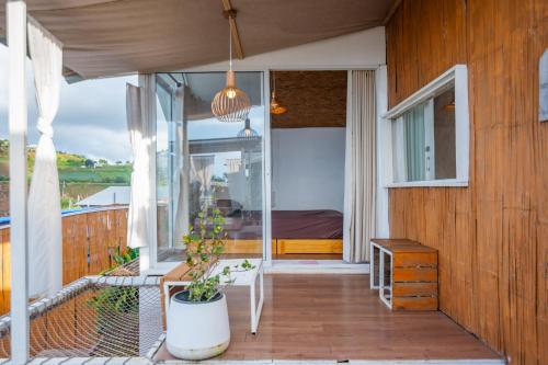 a house with a balcony with a bedroom in it at บ้านแสงจันทร์2 แอร์ ม่อนแจ่ม วิวดอยหลวงเชียงดาว in Mon Jam