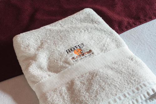 Una toalla blanca con la palabra norte escrita en ella. en El Centro Hotel, en Quetzaltenango