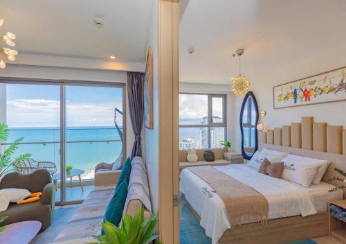 a bedroom with a bed and a view of the ocean at The Sóng Căn Hộ nằm cạnh Biển -An's Homestay in Vung Tau