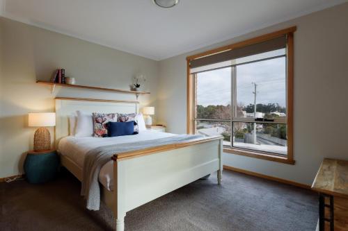Ένα ή περισσότερα κρεβάτια σε δωμάτιο στο Sunny Ambleside Escape & Home Office