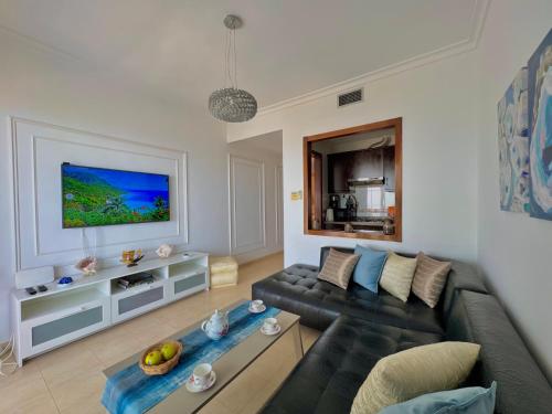 TV a/nebo společenská místnost v ubytování Appartement vue panoramique sur mer à BELLA VISTA