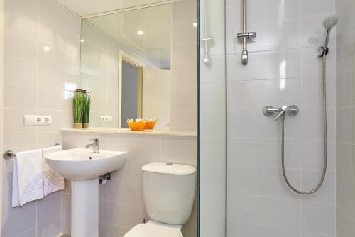 łazienka z prysznicem, toaletą i umywalką w obiekcie Apartamentos Mar i Vent w mieście San Antonio
