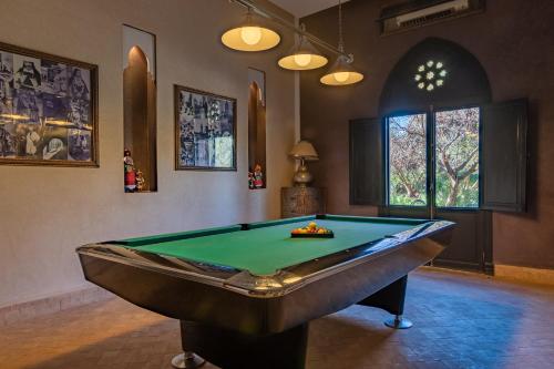 Biliár nebo kulečník v ubytování One of a Kind Villa - Private Pool, WiFi, Hammam