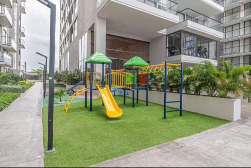 a playground in front of a building with a slide at Elegancia y Confort en Santa Marta ApartaSuite en Pozos Colorados in Santa Marta