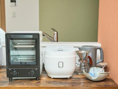a kitchen counter with a toaster and a food processor at ちょこっとヴィラMaestro in Tusi