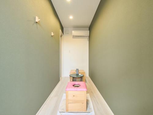 a small room with a table in the corner at ちょこっとヴィラMaestro in Tusi