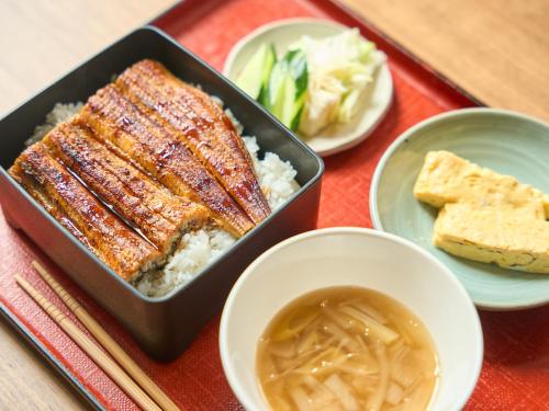 a tray of food with meat and rice and dipping sauce at ちょこっとヴィラMaestro in Tusi