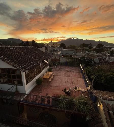 a view of a rooftop of a building with a sunset at Qhia Work & Stay in San Cristóbal de Las Casas