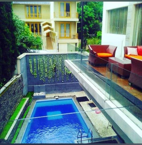 a swimming pool on top of a house at Foursya Villa Samarinda in Loa Bakong
