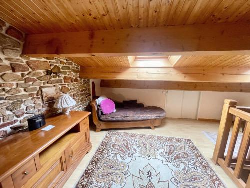 Cette chambre mansardée comprend un canapé et une table. dans l'établissement Maison T4 avec Garage et WiFi à 300m de la Plage - Quartier Arago - FR-1-92-655, à Les Sables-dʼOlonne