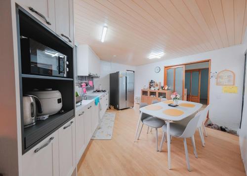 Kuchyň nebo kuchyňský kout v ubytování Udo Seaside House