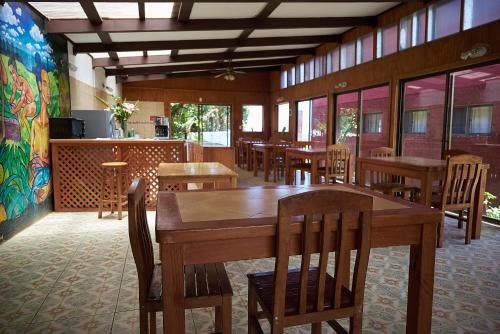 Un restaurante u otro lugar para comer en KeuhenuaEcoHostal