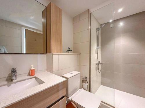 een badkamer met een douche, een toilet en een wastafel bij marina marassi in El Alamein