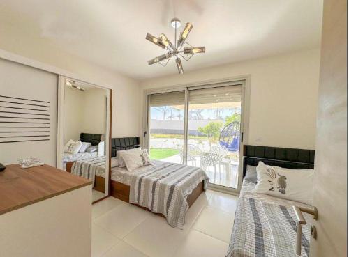 een hotelkamer met twee bedden en een raam bij marina marassi in El Alamein