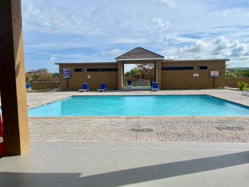 een groot zwembad met een prieel bij Resort Vibes Getaway - Colbeck Manor Old Harbour - Gated, pool, gym in Old Harbour