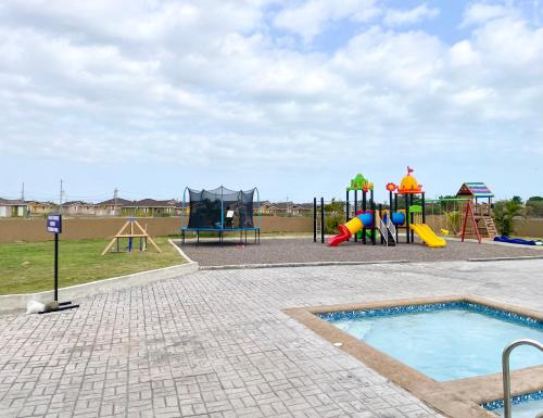een speeltuin met een zwembad en een glijbaan bij Resort Vibes Getaway - Colbeck Manor Old Harbour - Gated, pool, gym in Old Harbour
