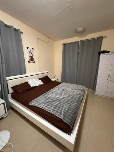 Postel nebo postele na pokoji v ubytování Apartment for rent 2BK in Ajman