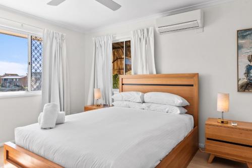 Ένα ή περισσότερα κρεβάτια σε δωμάτιο στο Family-Friendly Flat with Balcony Views